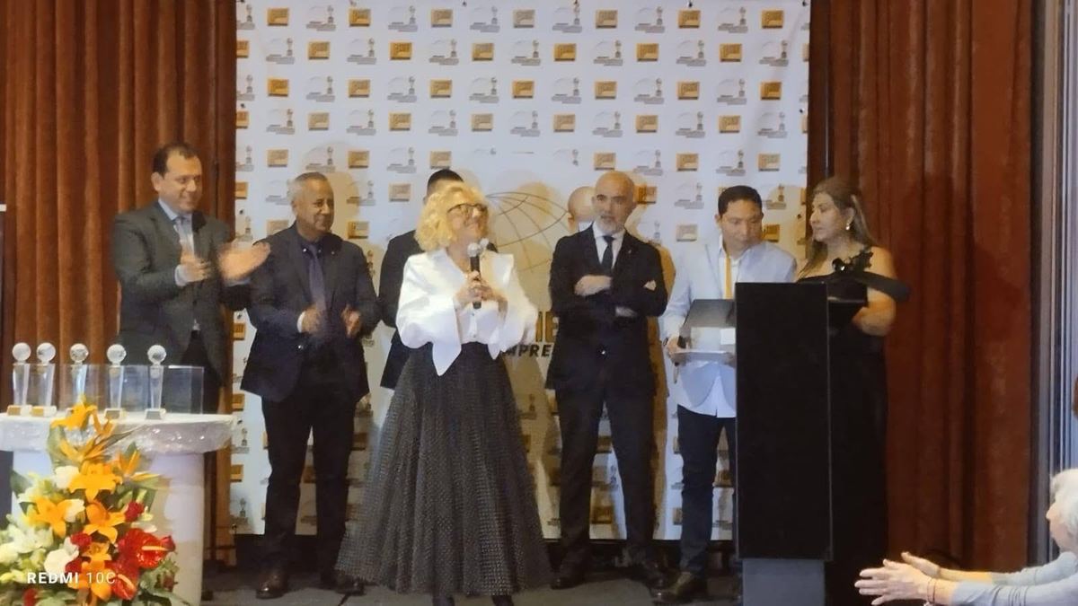 Momento de la ceremonia de entrega sobre el escenario