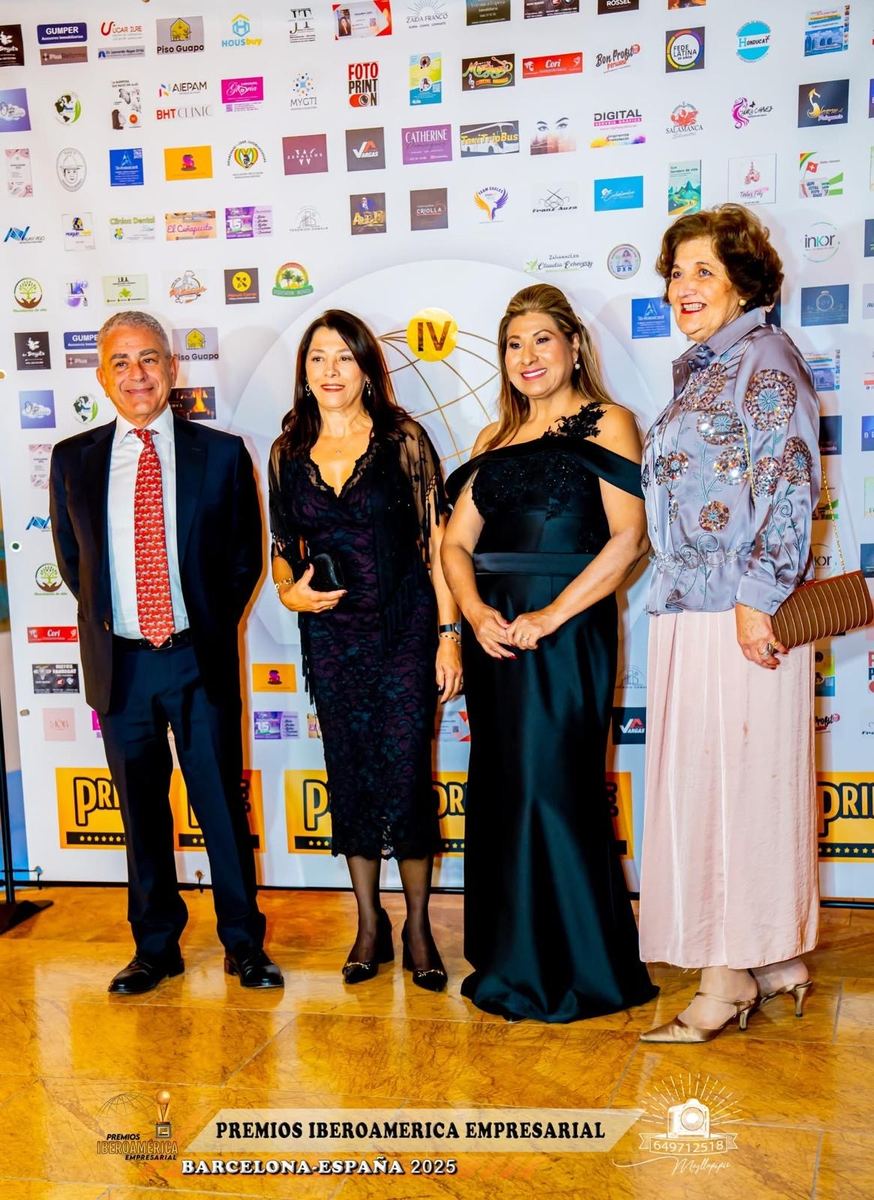 Invitados posando en el photocall oficial de la gala