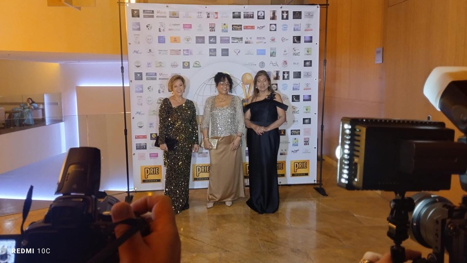Photocall de la gala con los logotipos de las marcas colaboradoras al fondo
