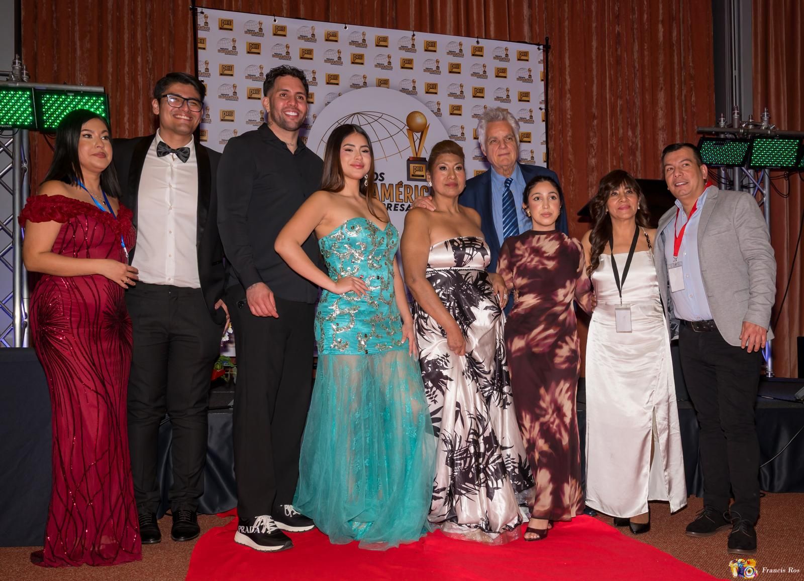 Grupo de galardonados y asistentes sobre la alfombra roja, ante el backdrop oficial de los Premios Iberoamérica Empresarial