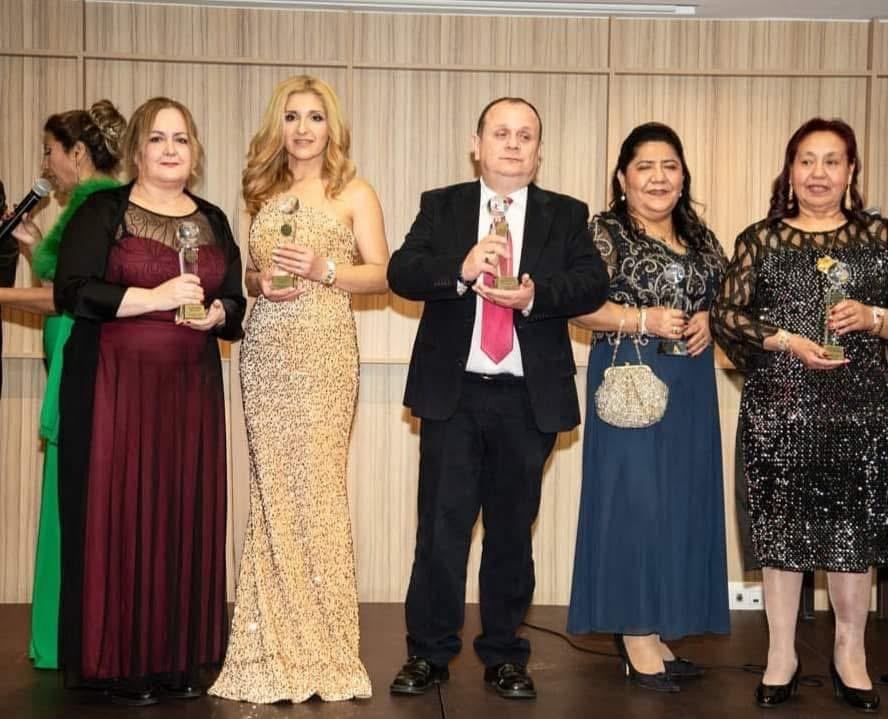 Galardonados con su trofeo sobre el escenario de la gala PRIE